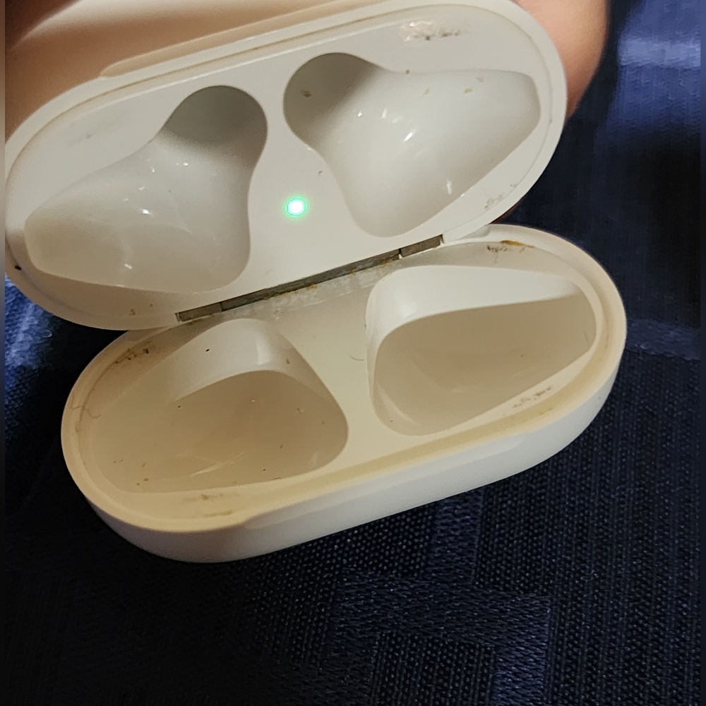Apple AirPods 2 with Charging Case - White - Picture 4 of 5